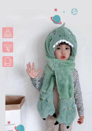 Chapeau en peluche et gants de dinosaure